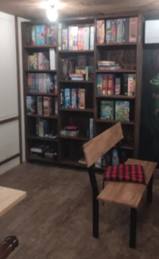 Изработена и монтирана дървена библиотека за настолни игри в кафе Avalon във Варна.