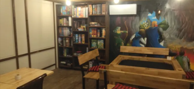 Маса за настолни игри, пейки и библиотека по поръчка в кафе Avalon във Варна.