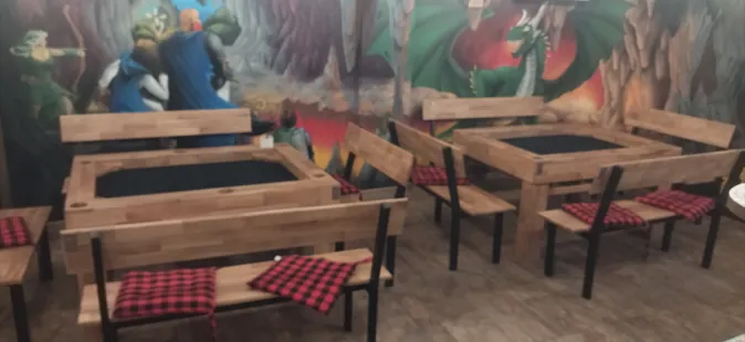 Изработени дървени маси и пейки в кафе Avalon във Варна