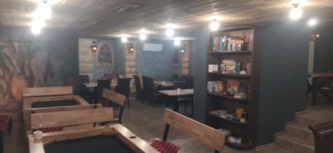 Обзавеждане с дървени маси, пейки и библиотека в кафе Avalon във Варна.